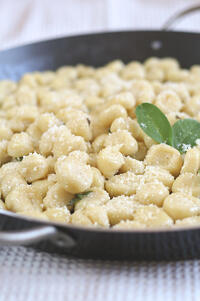 Gnocchi_di_ricotta_burro_e_salvia