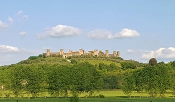 Monteriggioni,_Province_of_Siena,_Italy_-_panoramio.jpg